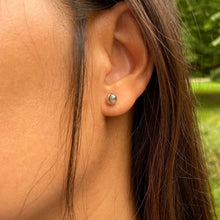 Boucle d’oreille boule argent 5 mm portée, bijou chic discret femme