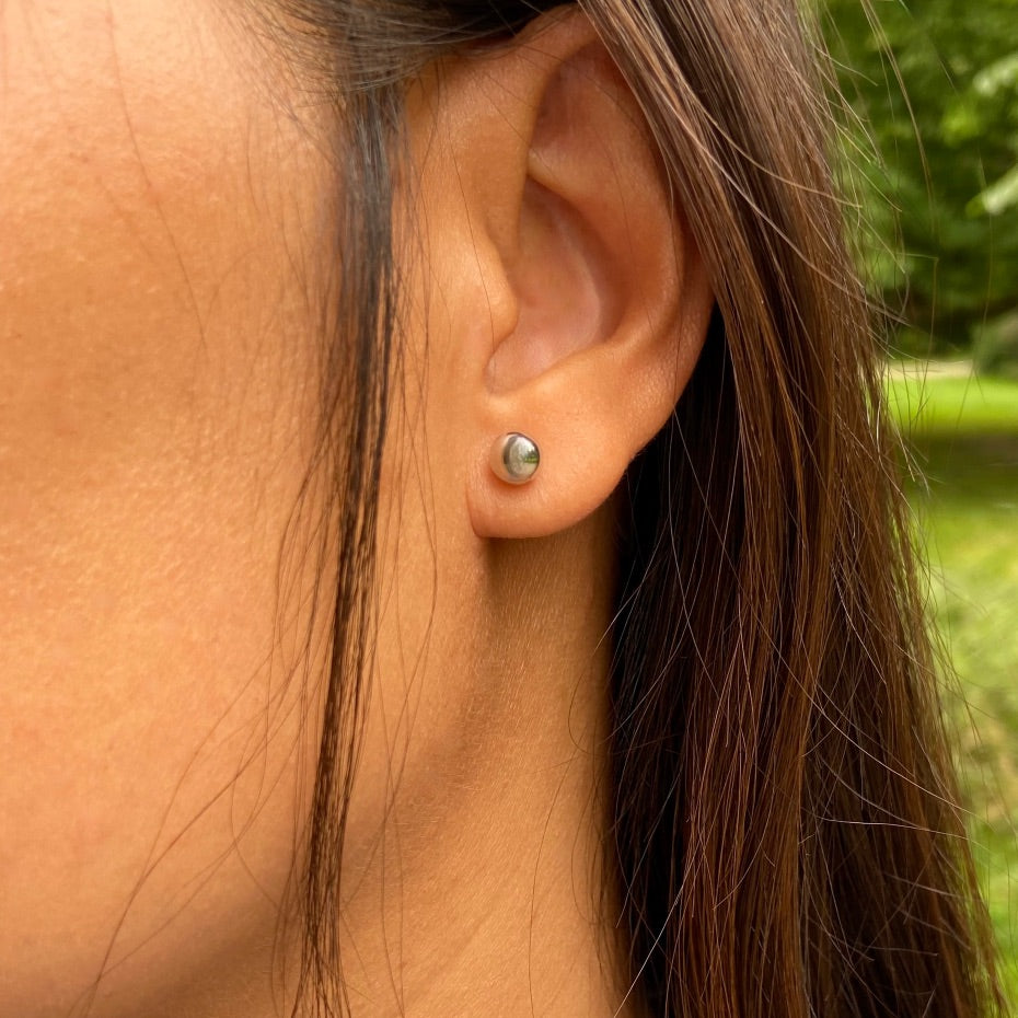 Boucle d’oreille boule argent 5 mm portée, bijou chic discret femme