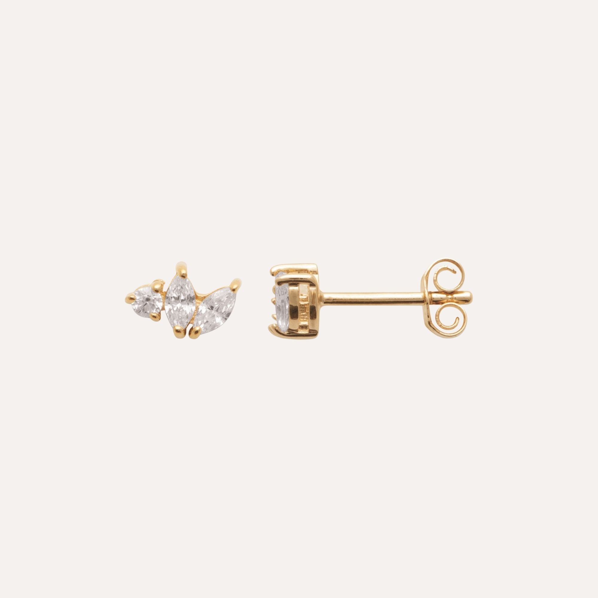 Boucles d’oreilles puces dorées avec trois zircons, bijoux fins et élégants