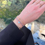 jeune femme portant 3 bracelet plaqué or