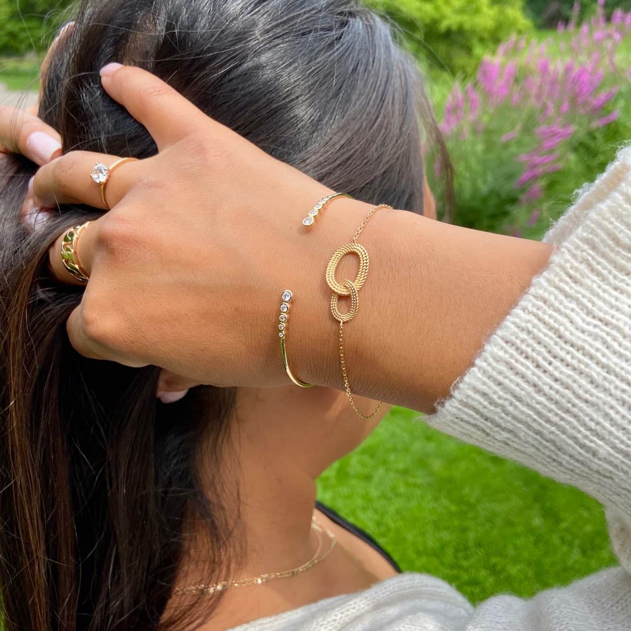 jeune femme portant un jonc et un bracelet plaqué or