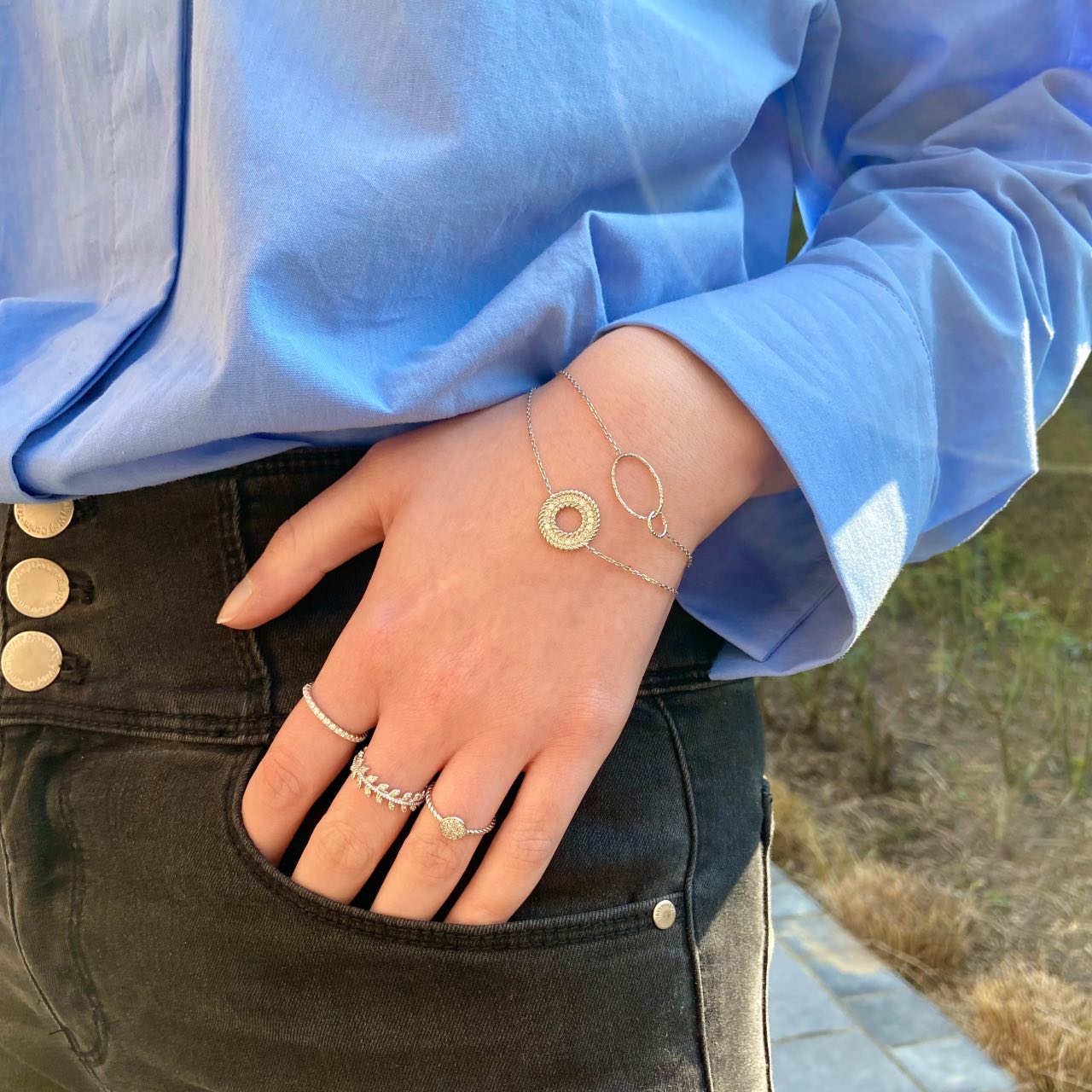 bracelet fantaisie argent, double boucle entrecroisée scintillante très joli porté.