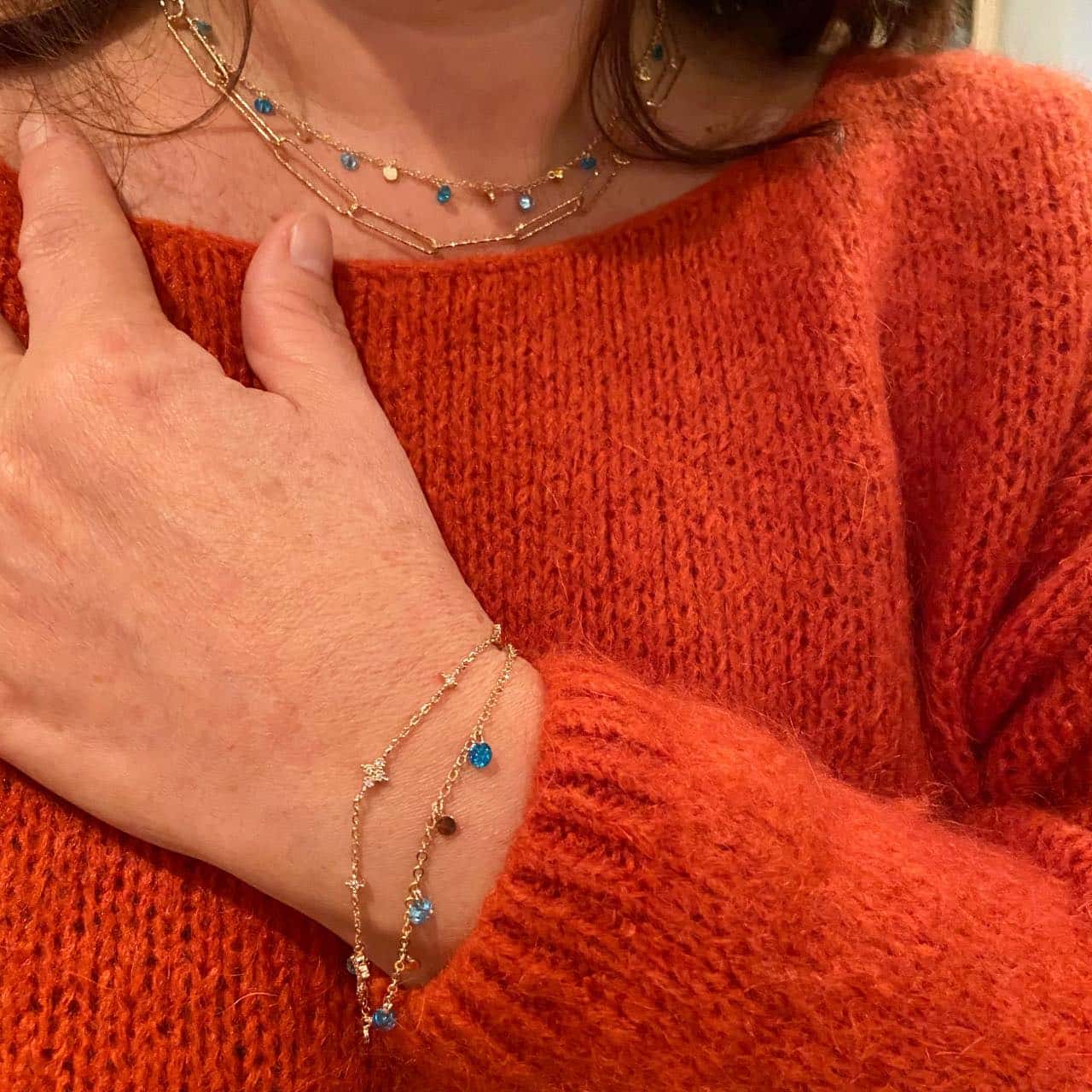 bracelet femme plaqué or composé de petites pastilles martelées et de pampilles bleues.