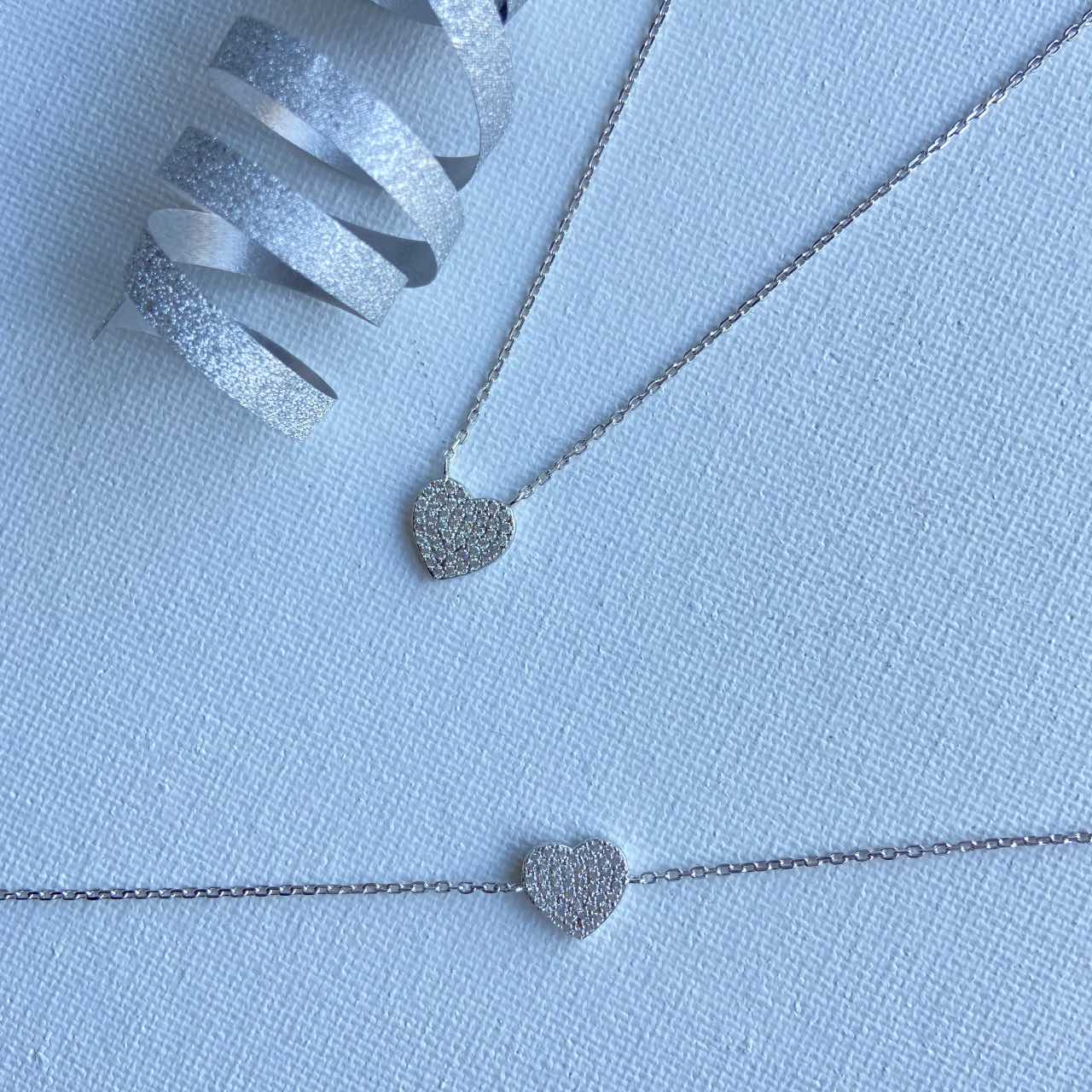 Détail du pendentif cœur pavé de zircons sur collier en argent 925 rhodié