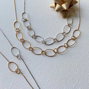 Bracelet fantaisie en argent rhodié, chaîne composée de boucles entrecroisées scintillantes, très joli.