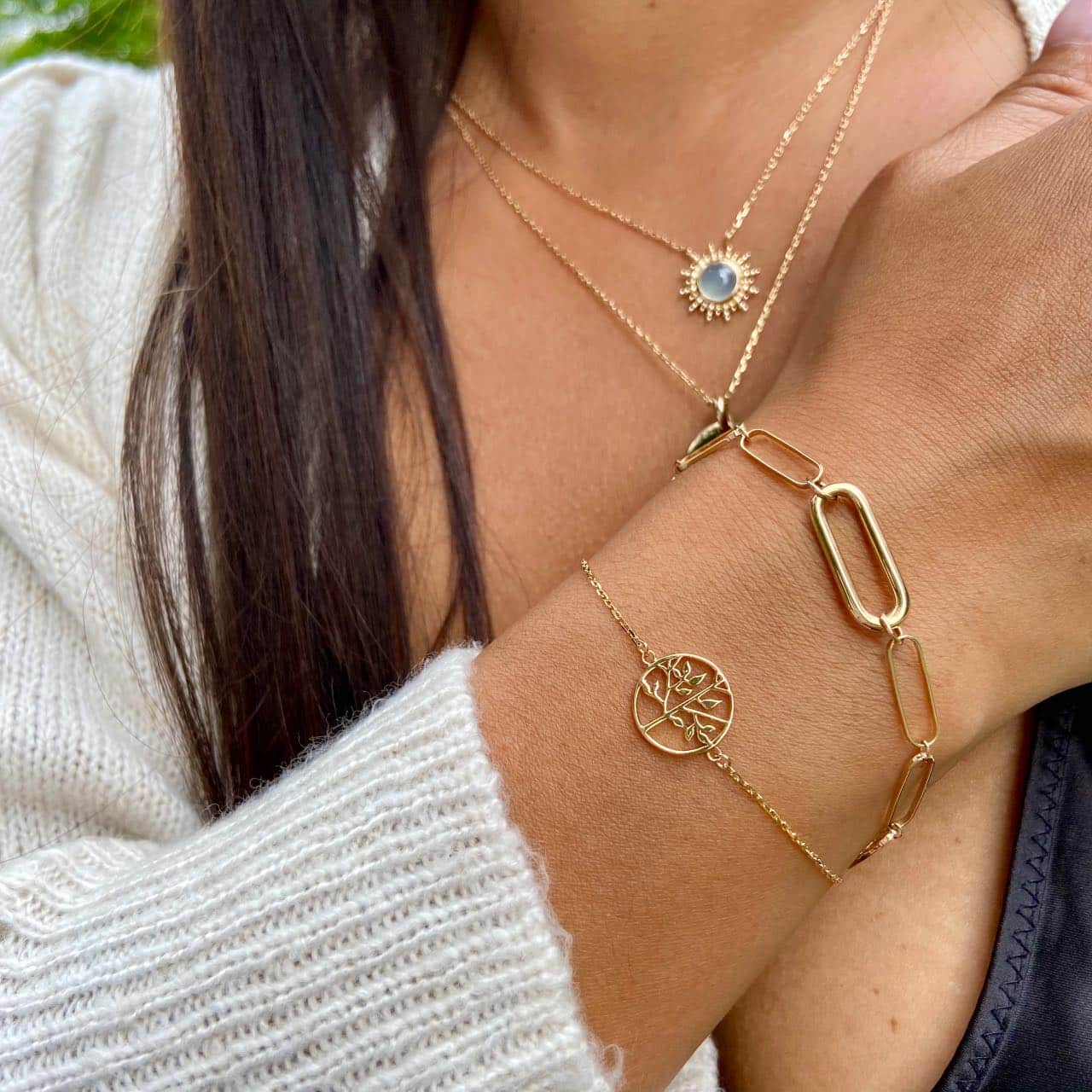 Gros plan jeune femme portant deux bracelets fantaisie plaqué or