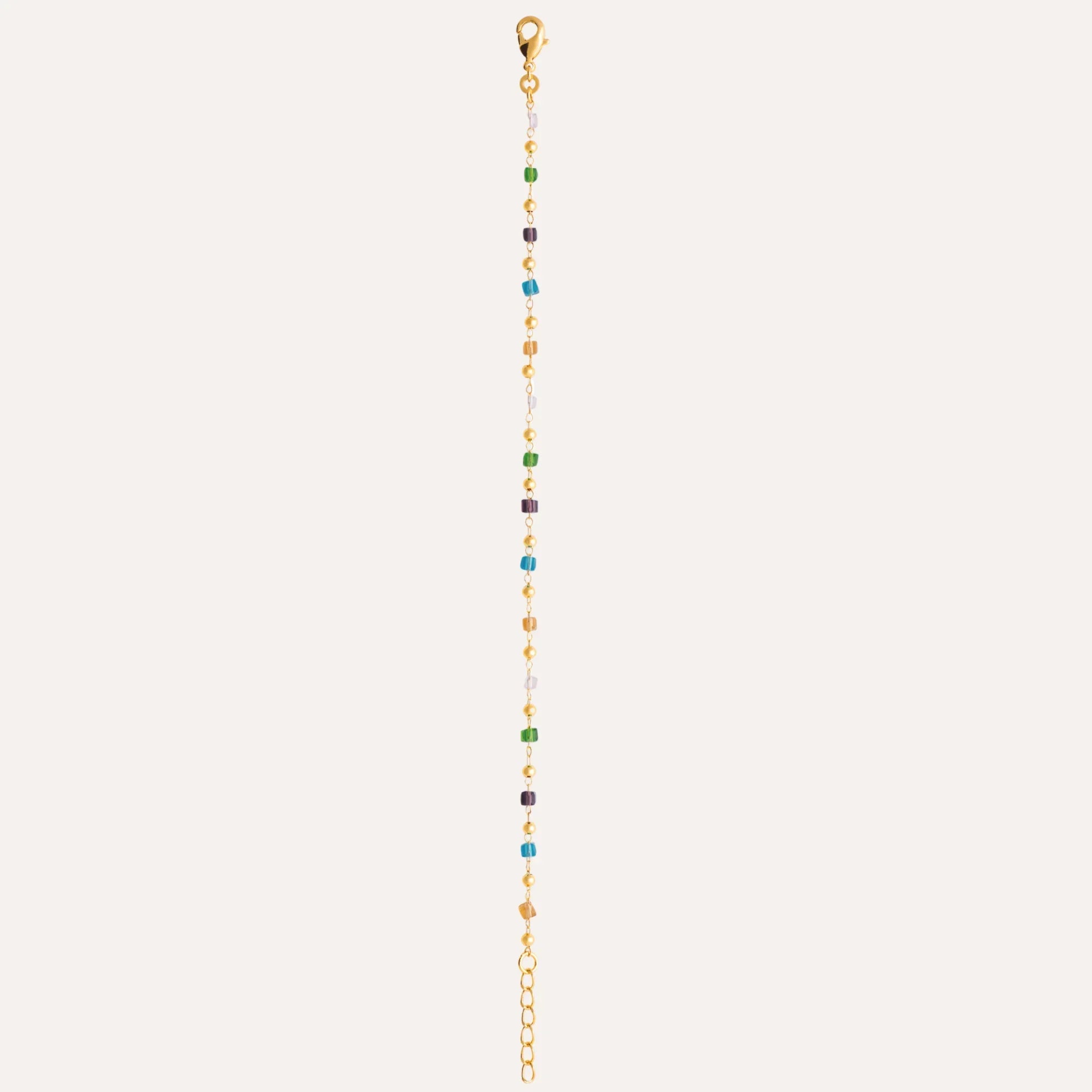 Bracelet fin en chaîne dorée avec perles multicolores allongées