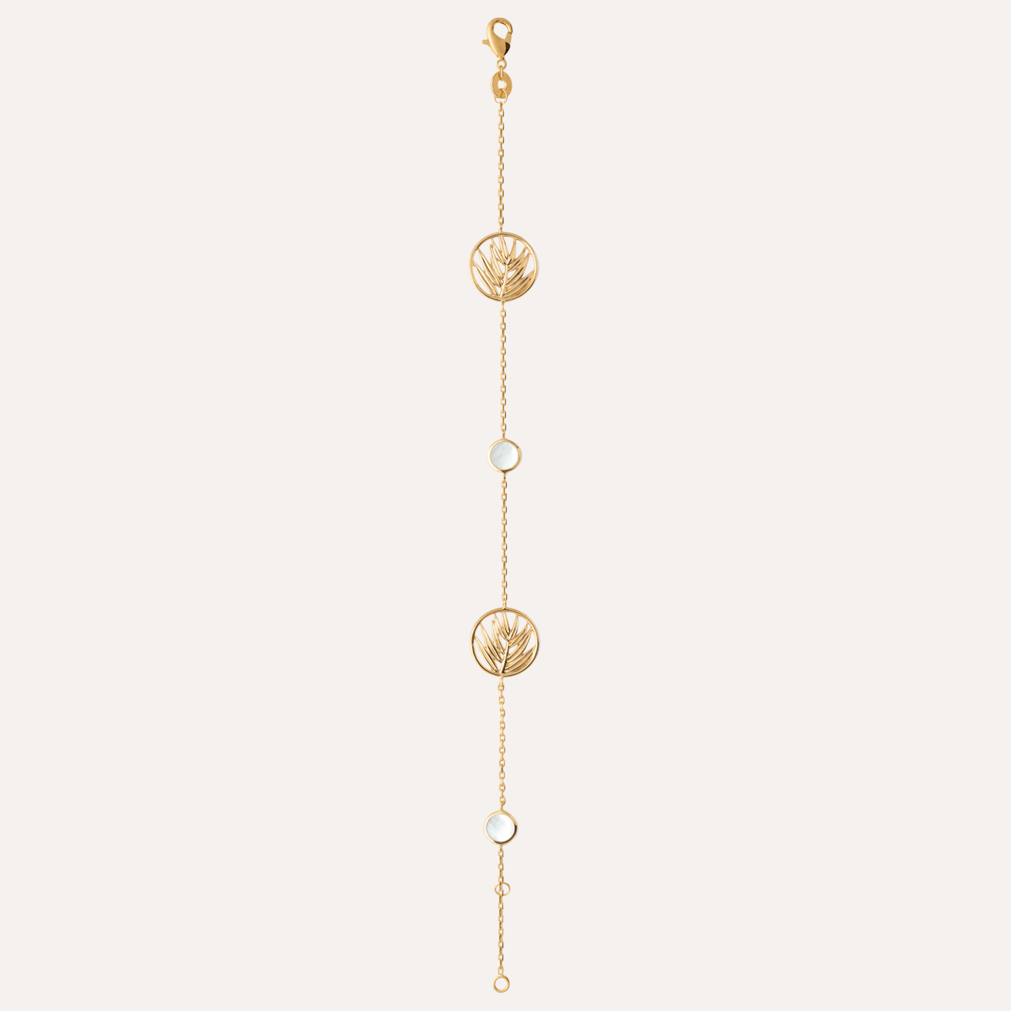 Bracelet fin doré avec motifs feuille et pierres nacrées, bijou élégant pour femme.