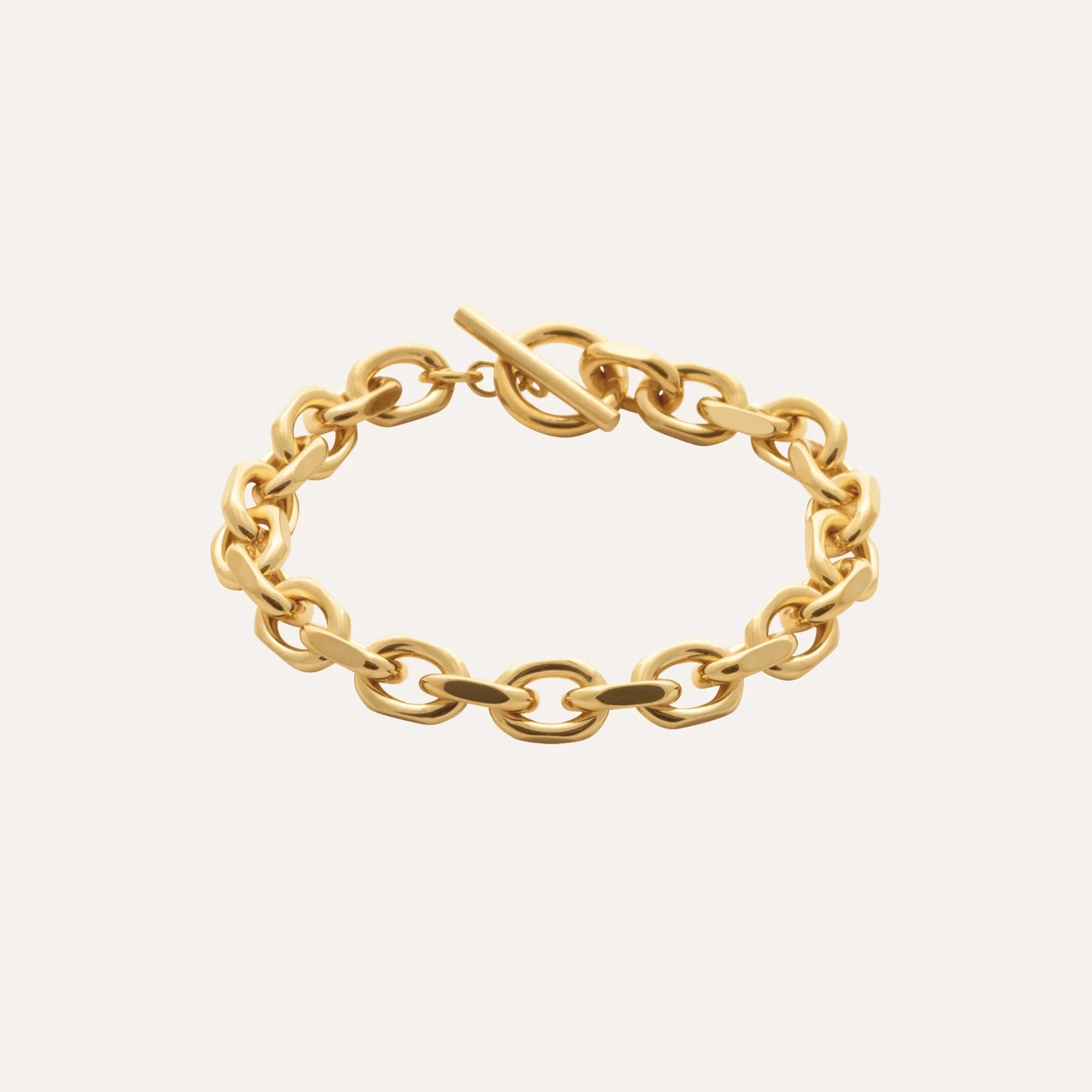 Bracelet en maille forçat dorée, maillons ovales et fermoir discret.