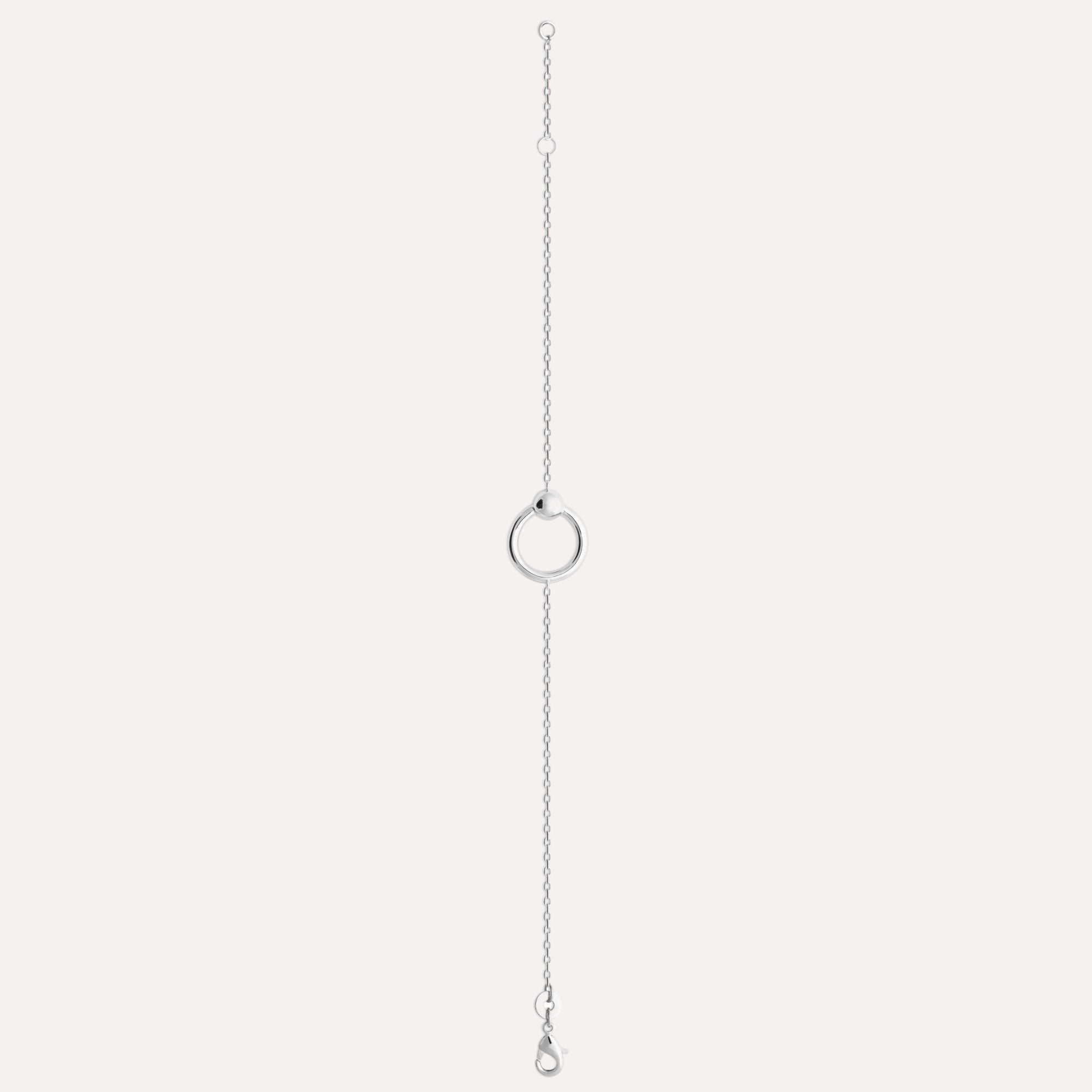 Bracelet fin en argent avec anneau central, bijou moderne et élégant pour femme.