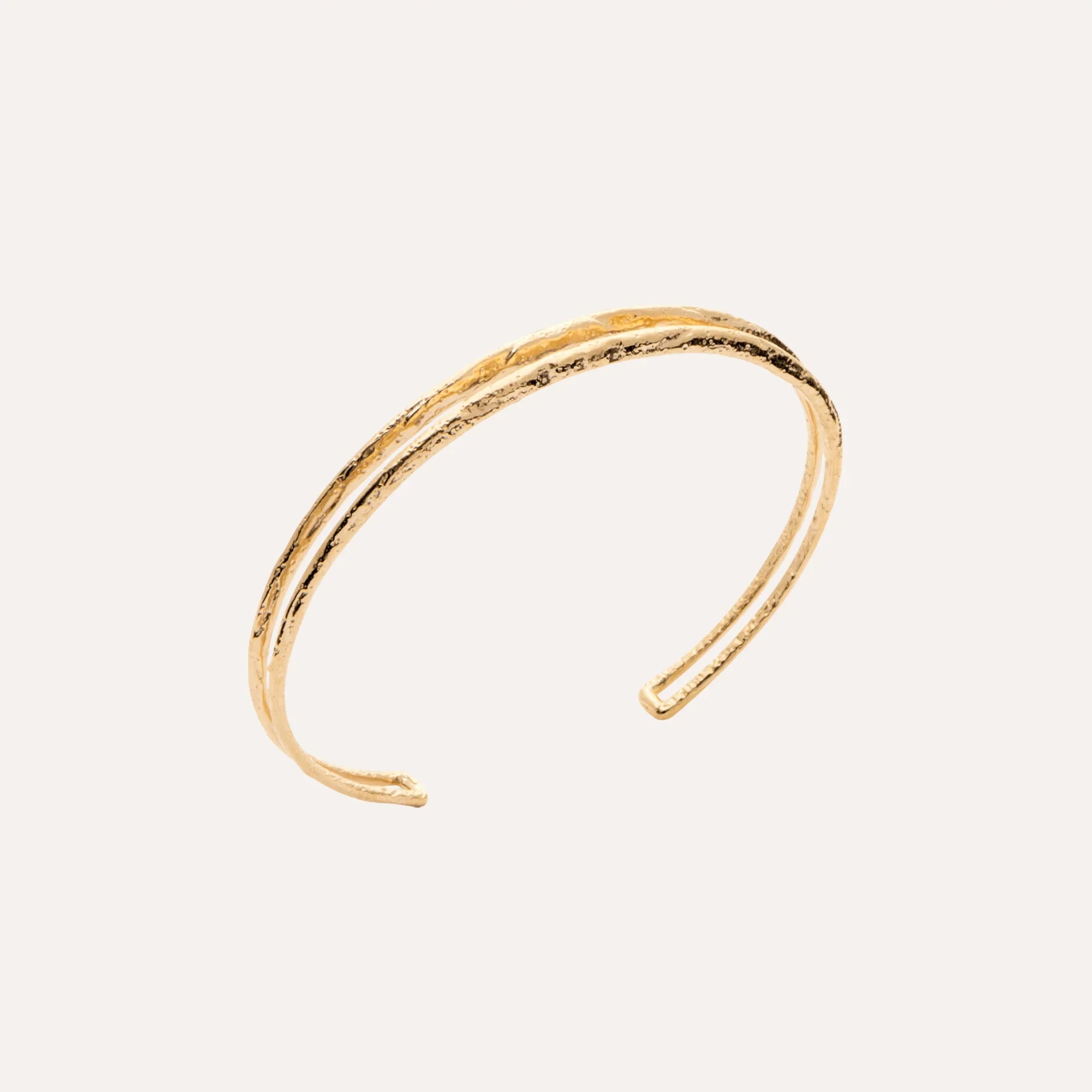 Bracelet jonc double rang plaqué or, ouvert, fines nervures sur le dessus.