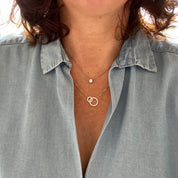 femme portant deux colliers argent et zircon