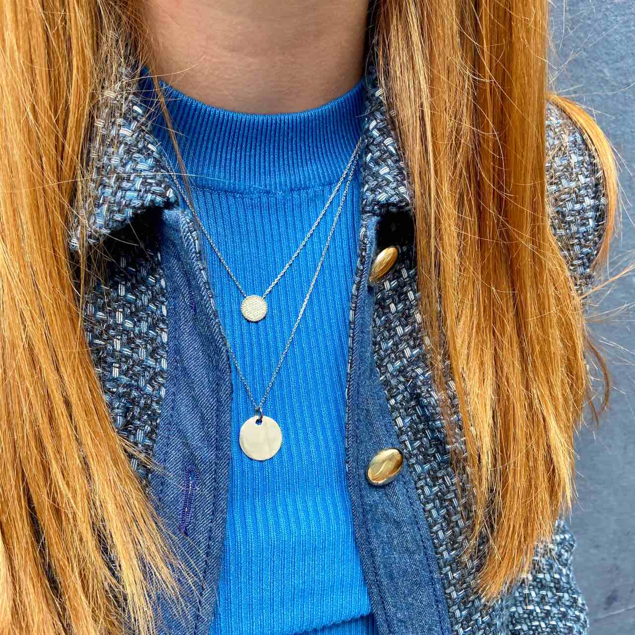 une fille rousse portant deux colliers argent 925