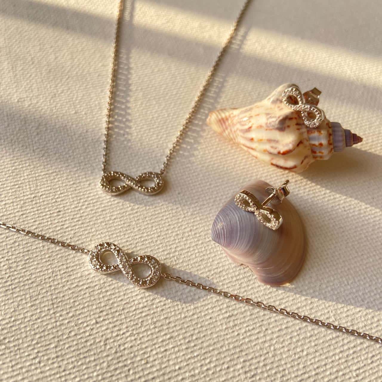 Bijoux argent motif infini zirconiums