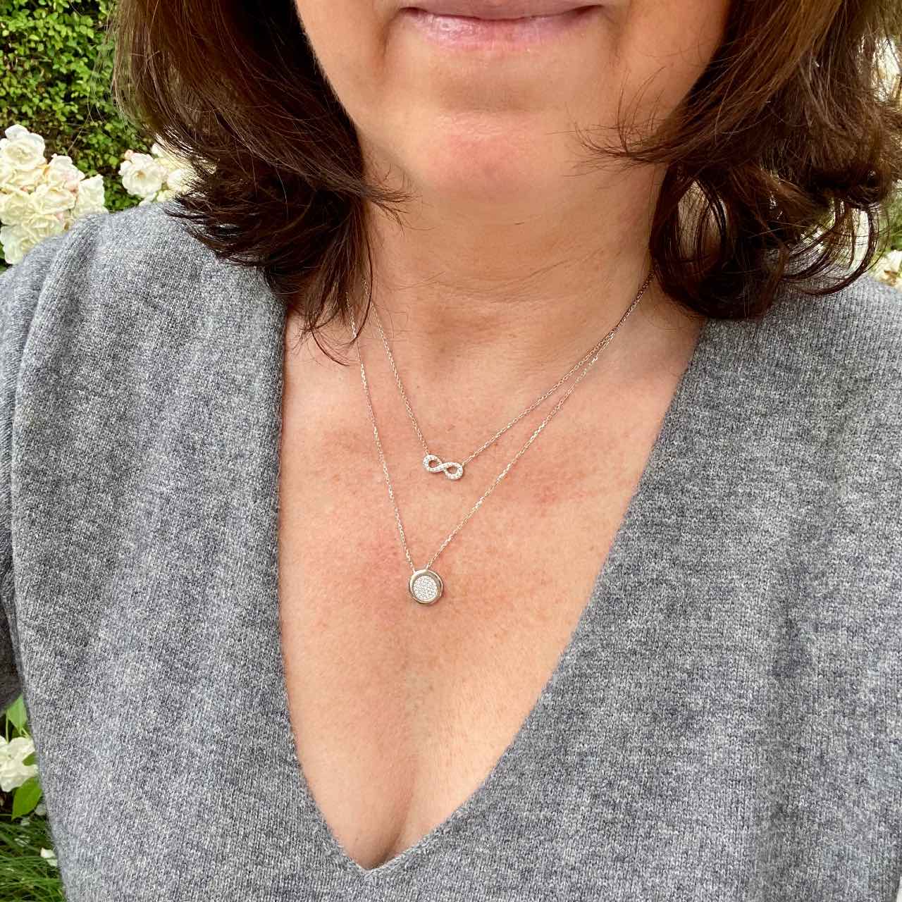 femme portant deux colliers argent infini brillant