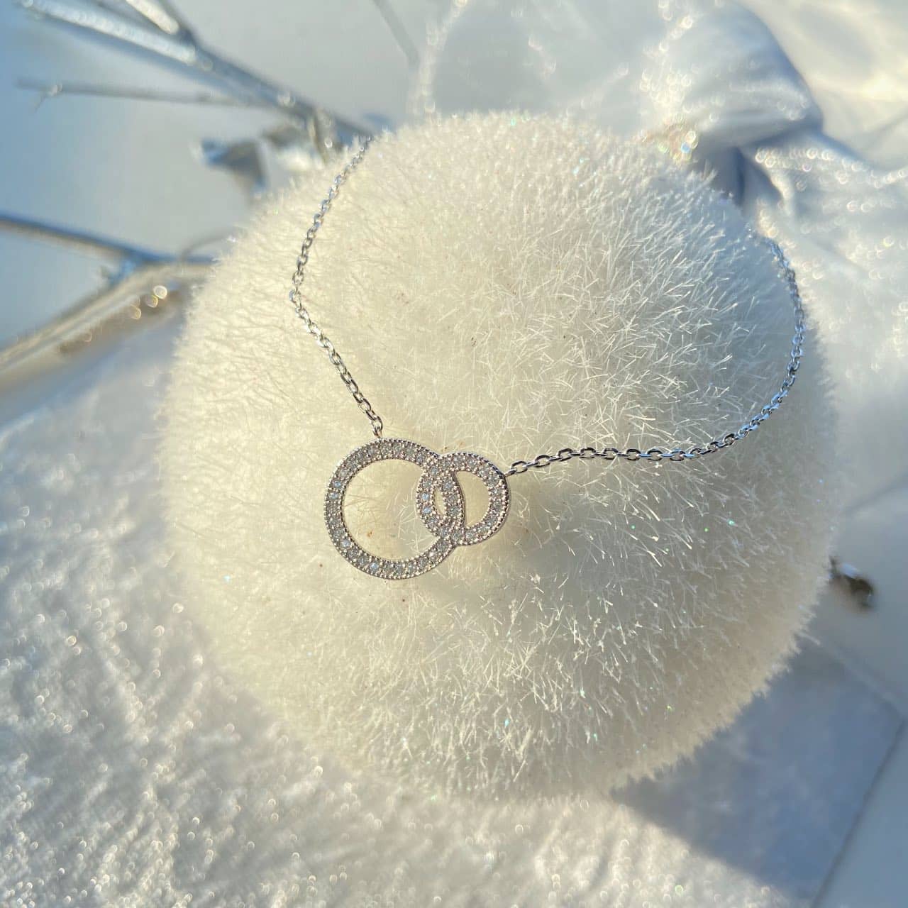 collier argent fantaisie zirconium sur une boule de Noël