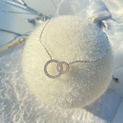 collier argent fantaisie zirconium sur une boule de Noël
