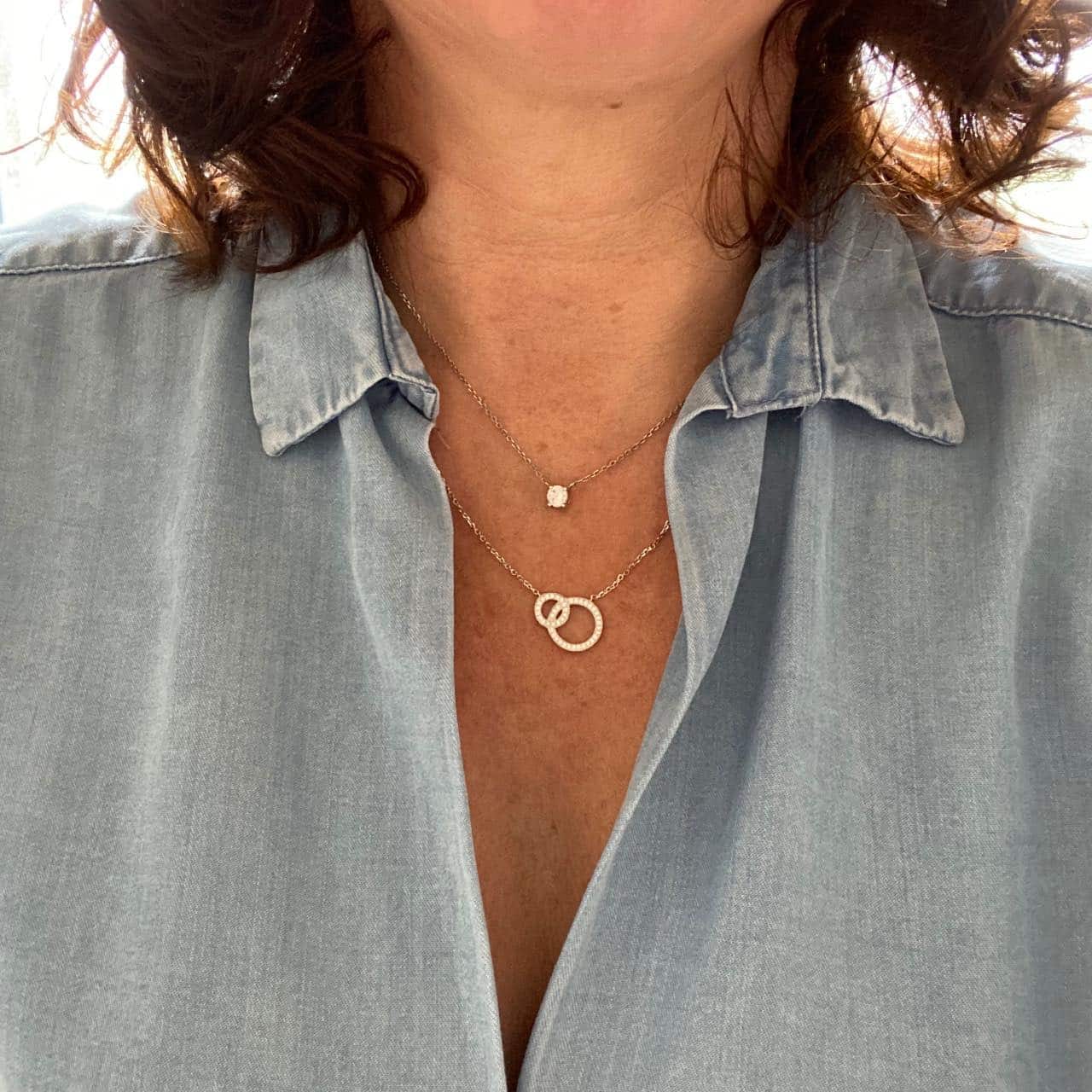 femme portant deux colliers en argent fantaisie