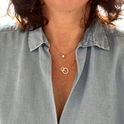 femme portant deux colliers en argent fantaisie