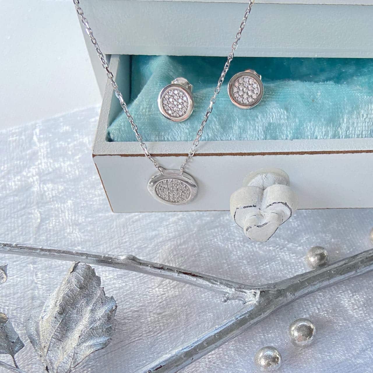 Gros plan collier zircon argent