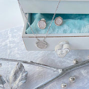 Gros plan collier zircon argent