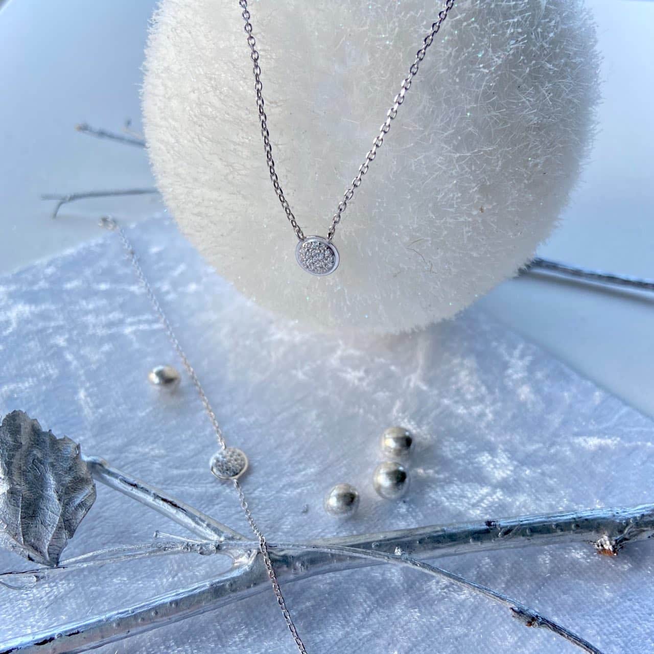 Collier zircon argent sur une boule de Noël