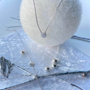 Collier zircon argent sur une boule de Noël