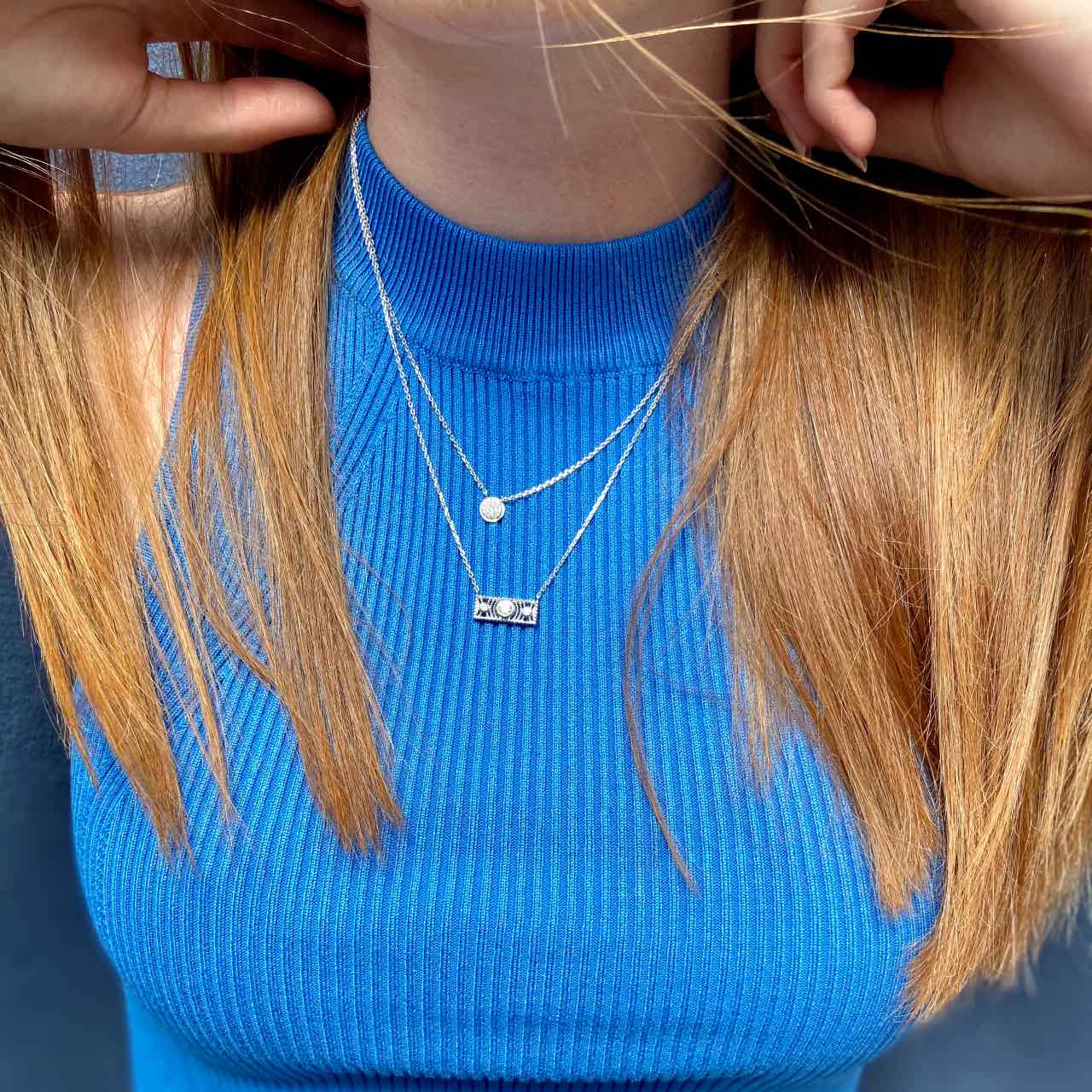 jeune fille portant 2 collier zirconium en argent