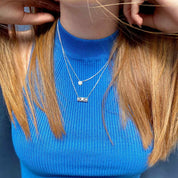 jeune fille portant 2 collier zirconium en argent