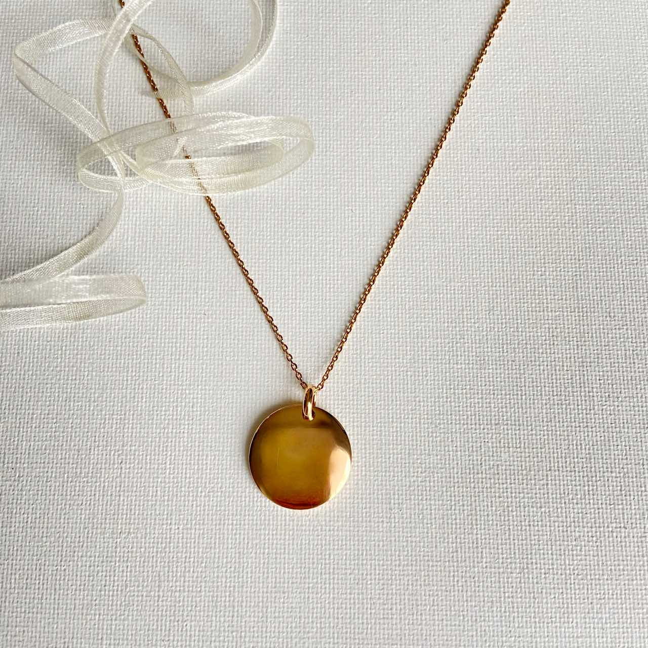 Collier pendentif médaille bombée plaqué or