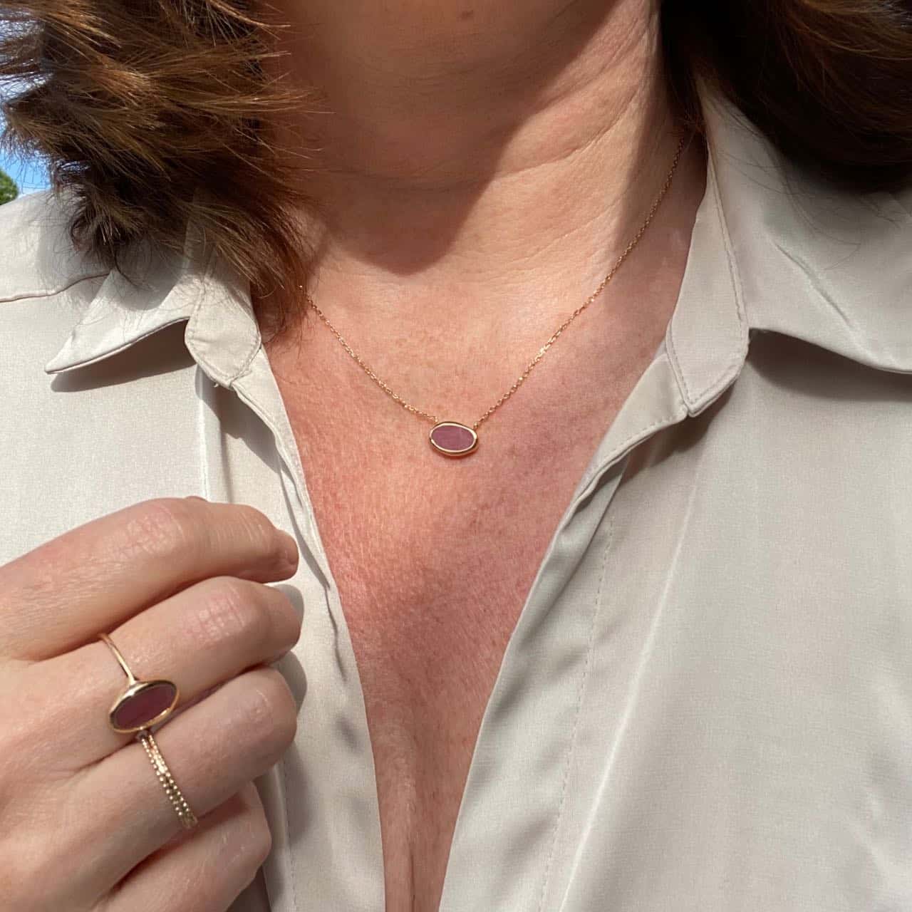 Collier femme tendance : une jolie chaîne en plaqué or avec une pierre ovale en rhodonite