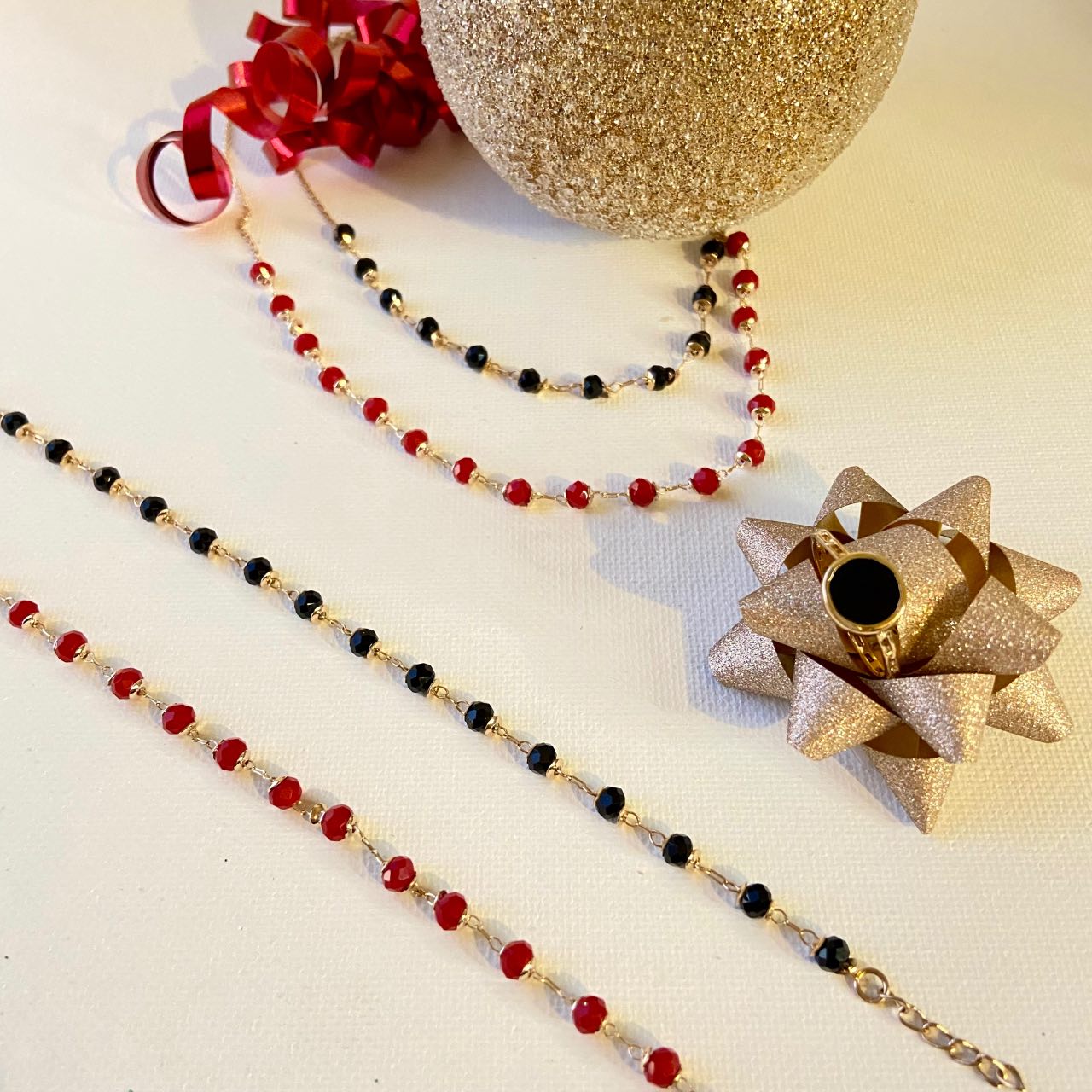 Collier plaqué or cristal noir et rouge