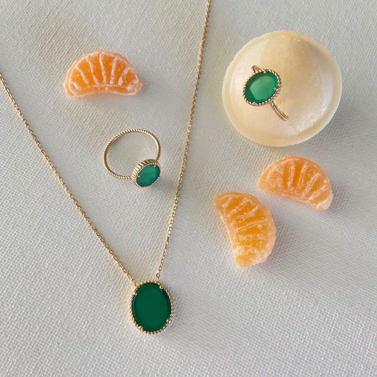 Collier et bague plaqué or pierre verte