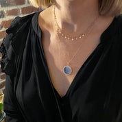 collier fantaisie plaqué or, chaîne avec trèfles et oxydes de zirconium en breloques.