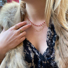 Très joli collier plaqué or et pierres de couleur rouge Les Bijoux Chics