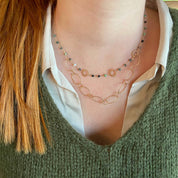 collier fantaisie plaqué or, chaîne composée de boucles entrecroisées scintillantes très joli.