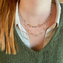 collier fantaisie plaqué or, chaîne composée de boucles entrecroisées scintillantes très joli.