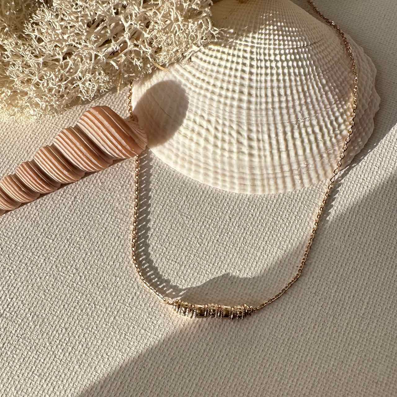 collier plaqué or talisman cylindre