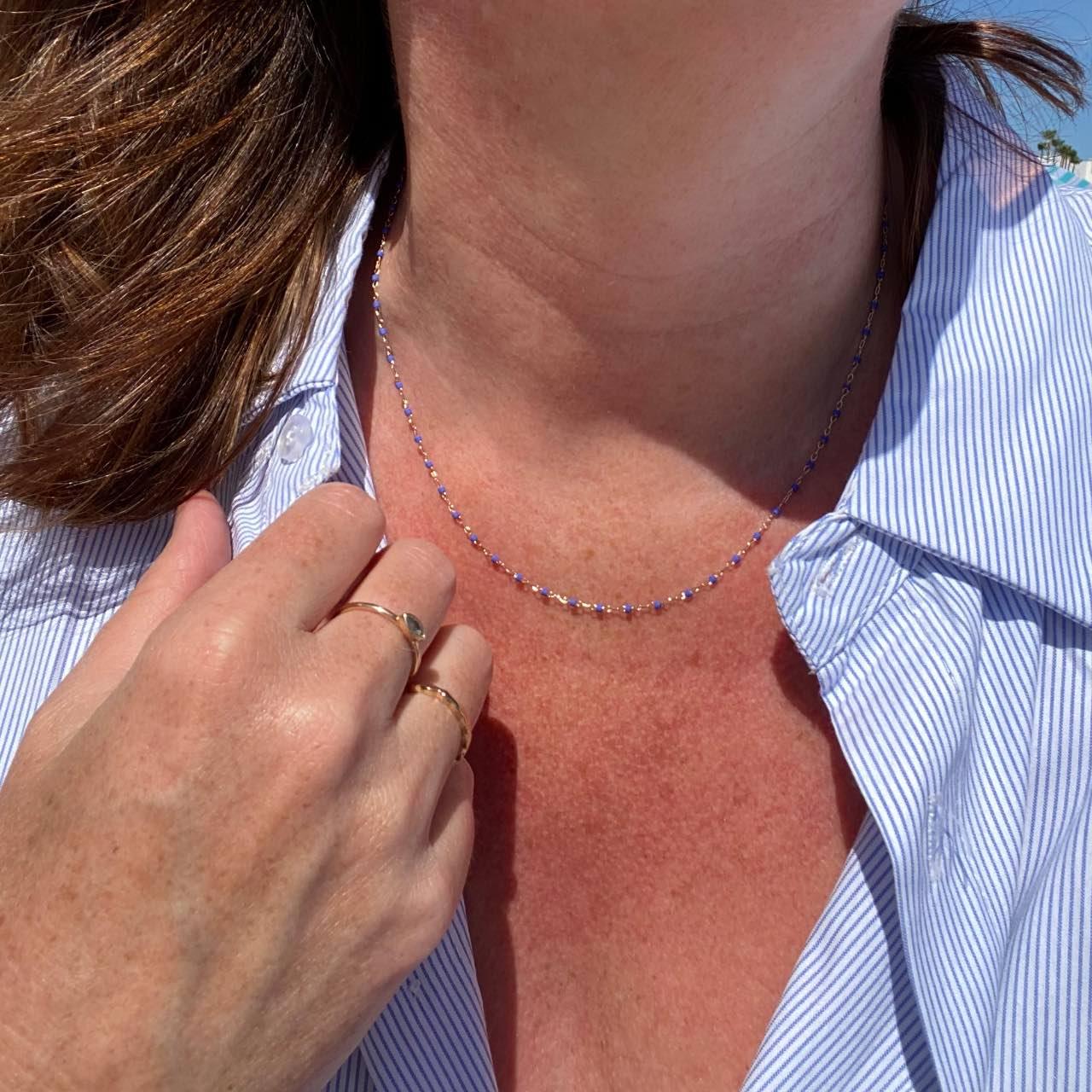 Collier à perles Miyuki bordeaux et dorées, rang fin autour du cou