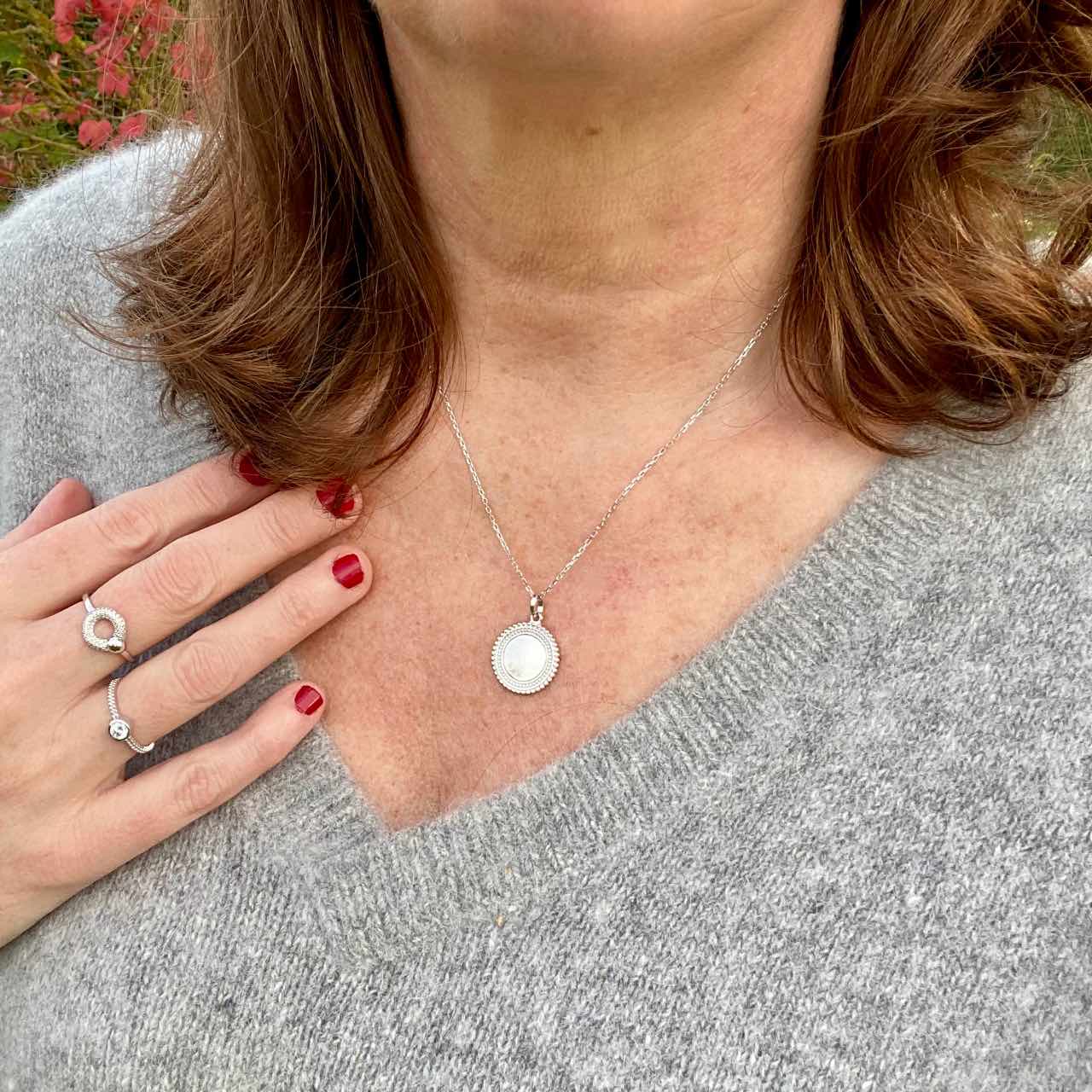 collier chaine et médaille perlée argent