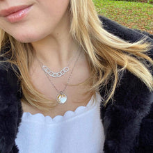 très joli collier argent fantaisie avec multitude d'anneaux ciselés, entrecroisés très joli