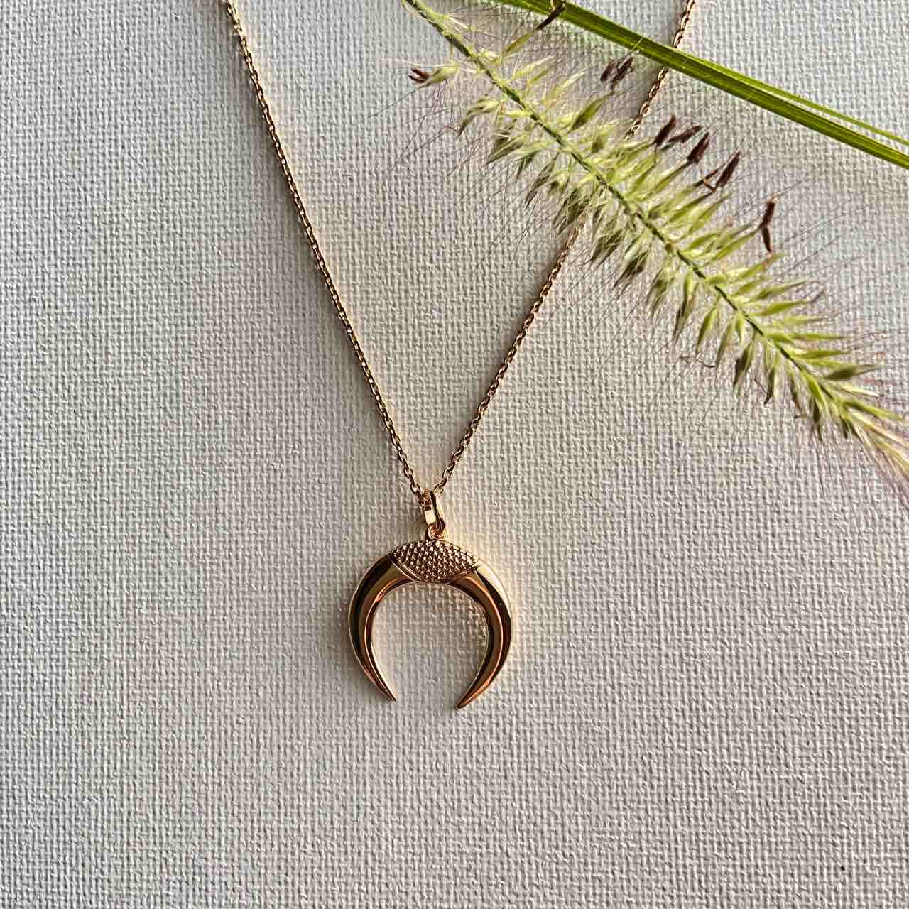 Collier croissant de lune plaqué or