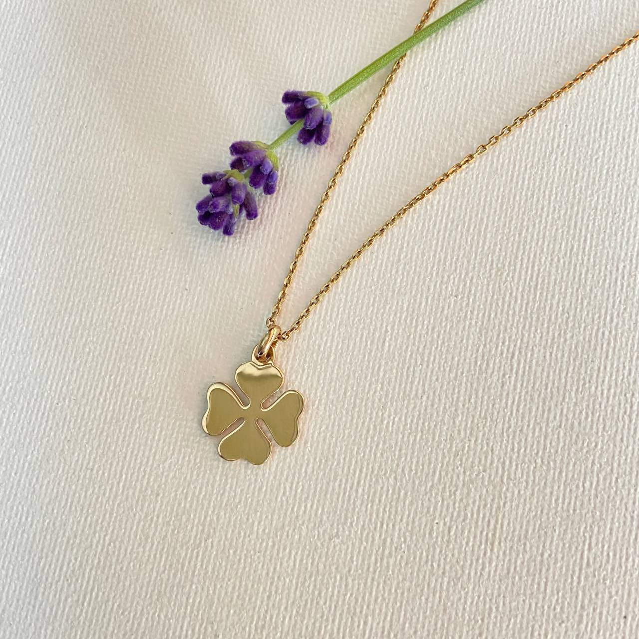Collier trèfle plaqué or en pendentif