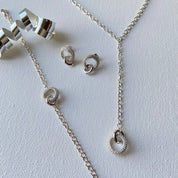 composition avec collier cravate argent, bracelet et boucles d'oreilles assorties