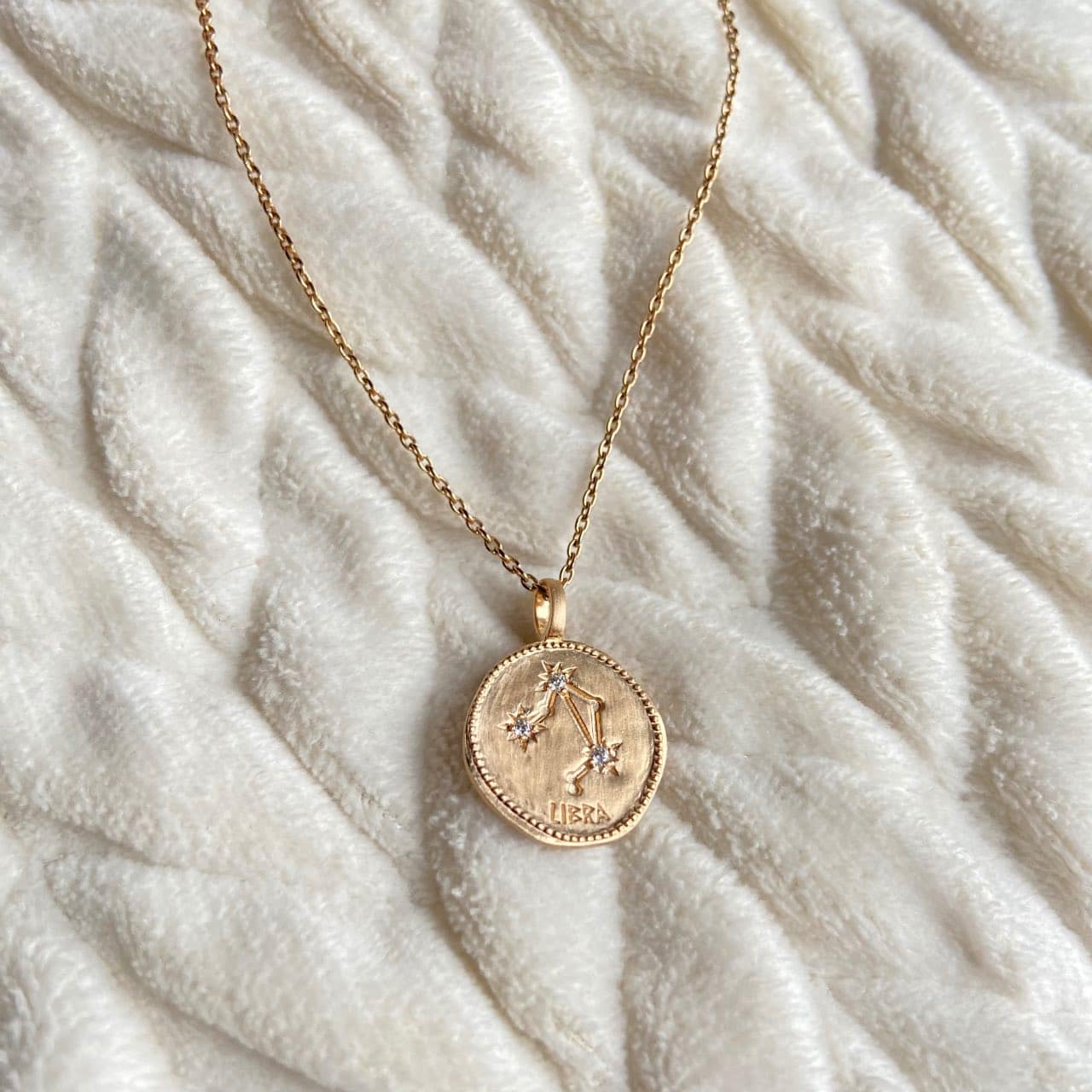 Collier plaqué or pendentif signe du zodiaque Balance