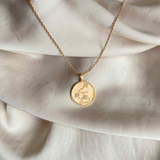 Collier avec pendentif Verseau en plaqué or