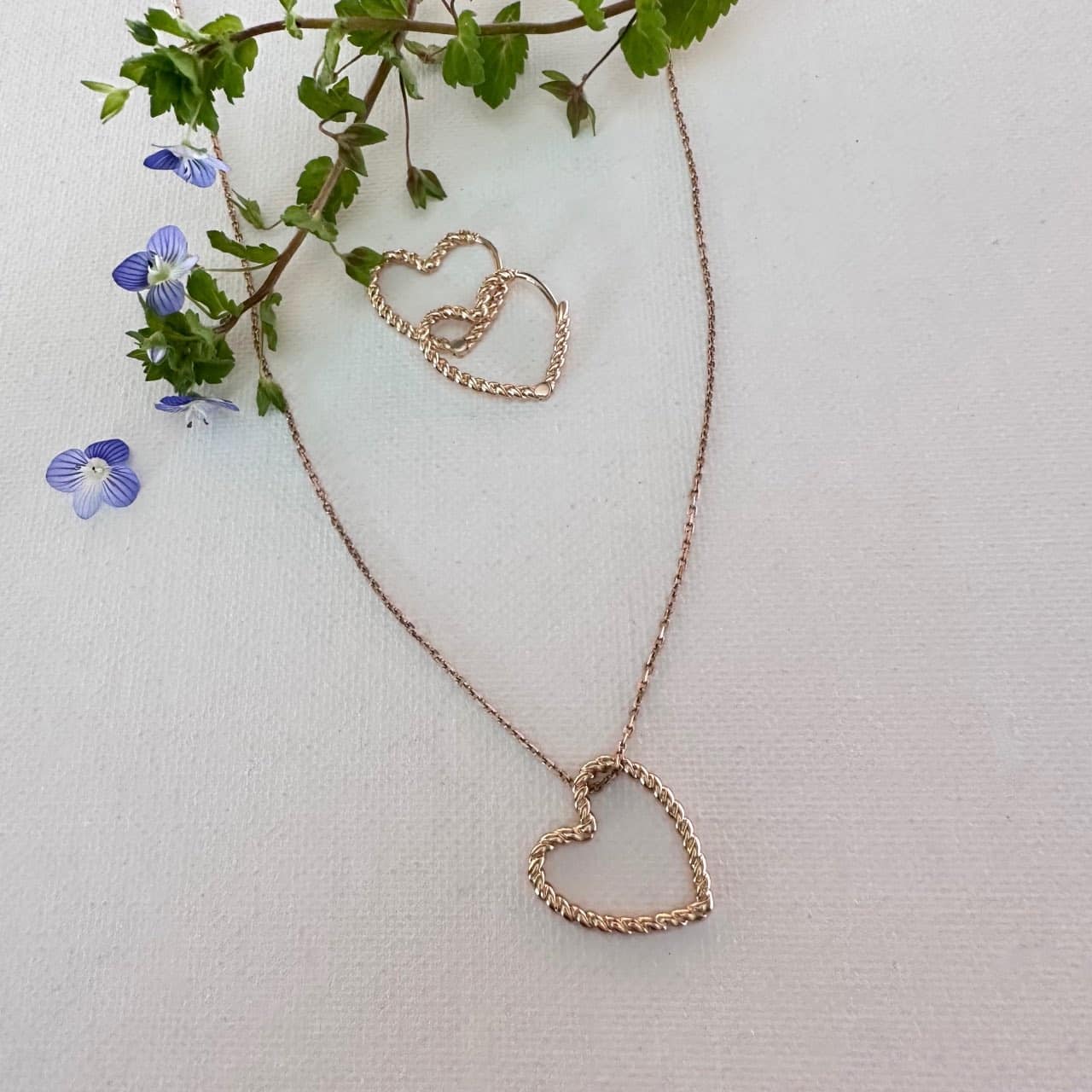 Collier plaqué or coeur et créoles assorties