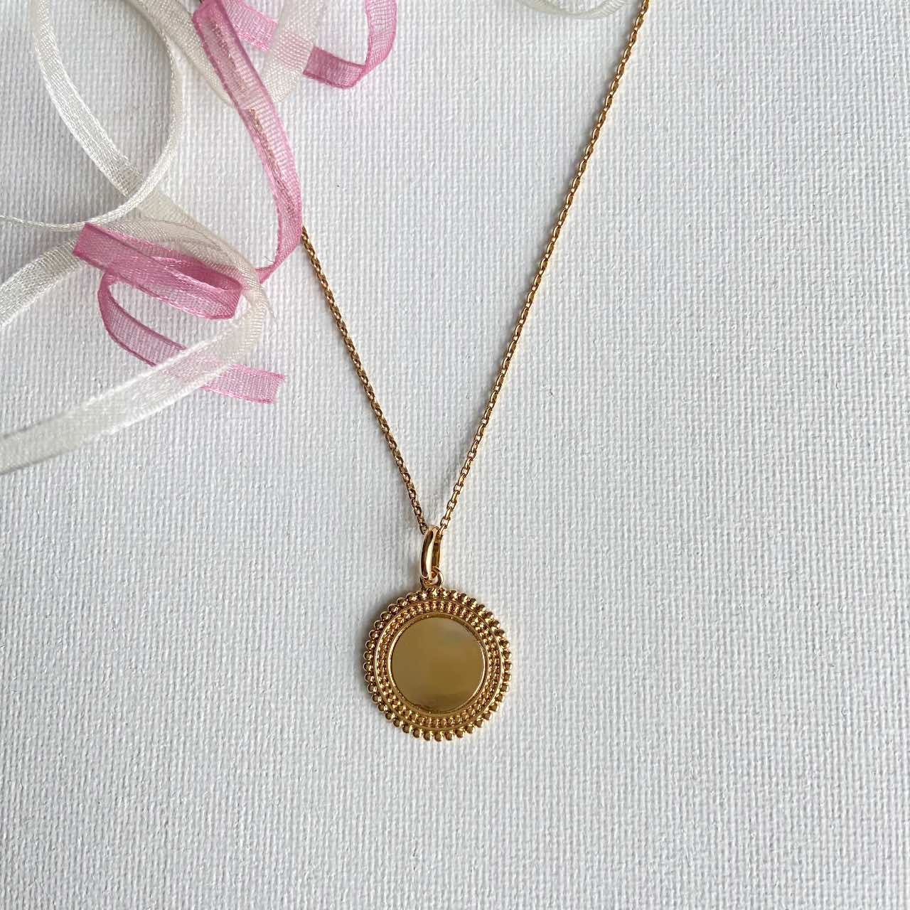 Collier médaille plaqué or perlée