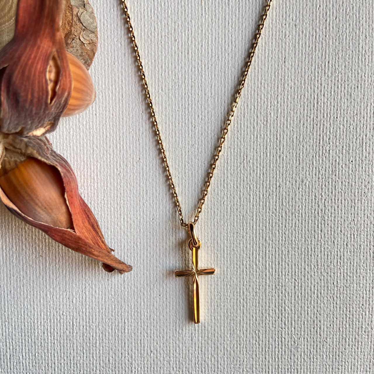 Collier pendentif croix ciselée plaqué or