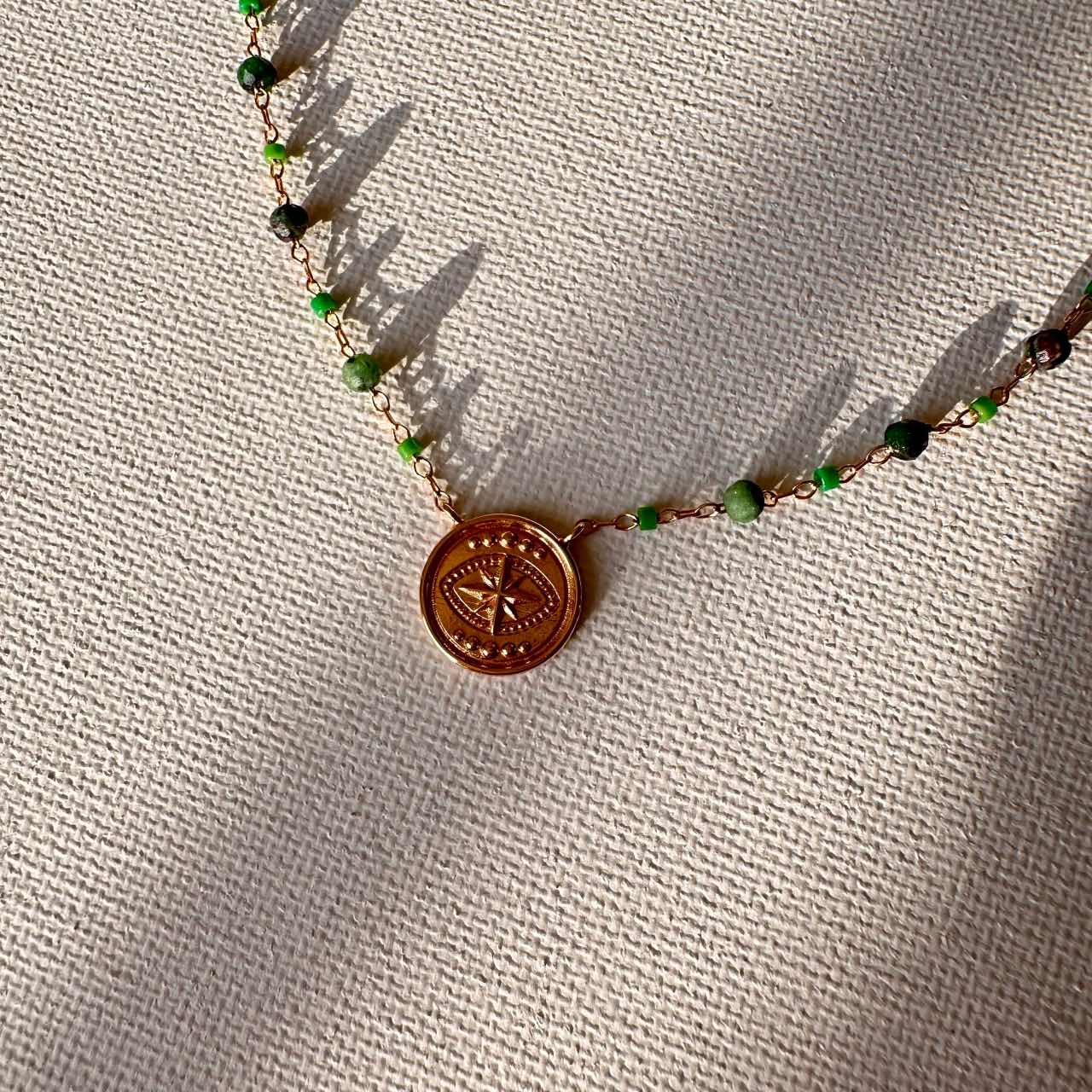 Collier chaine plaqua or et perles vertes en rubis zoisite